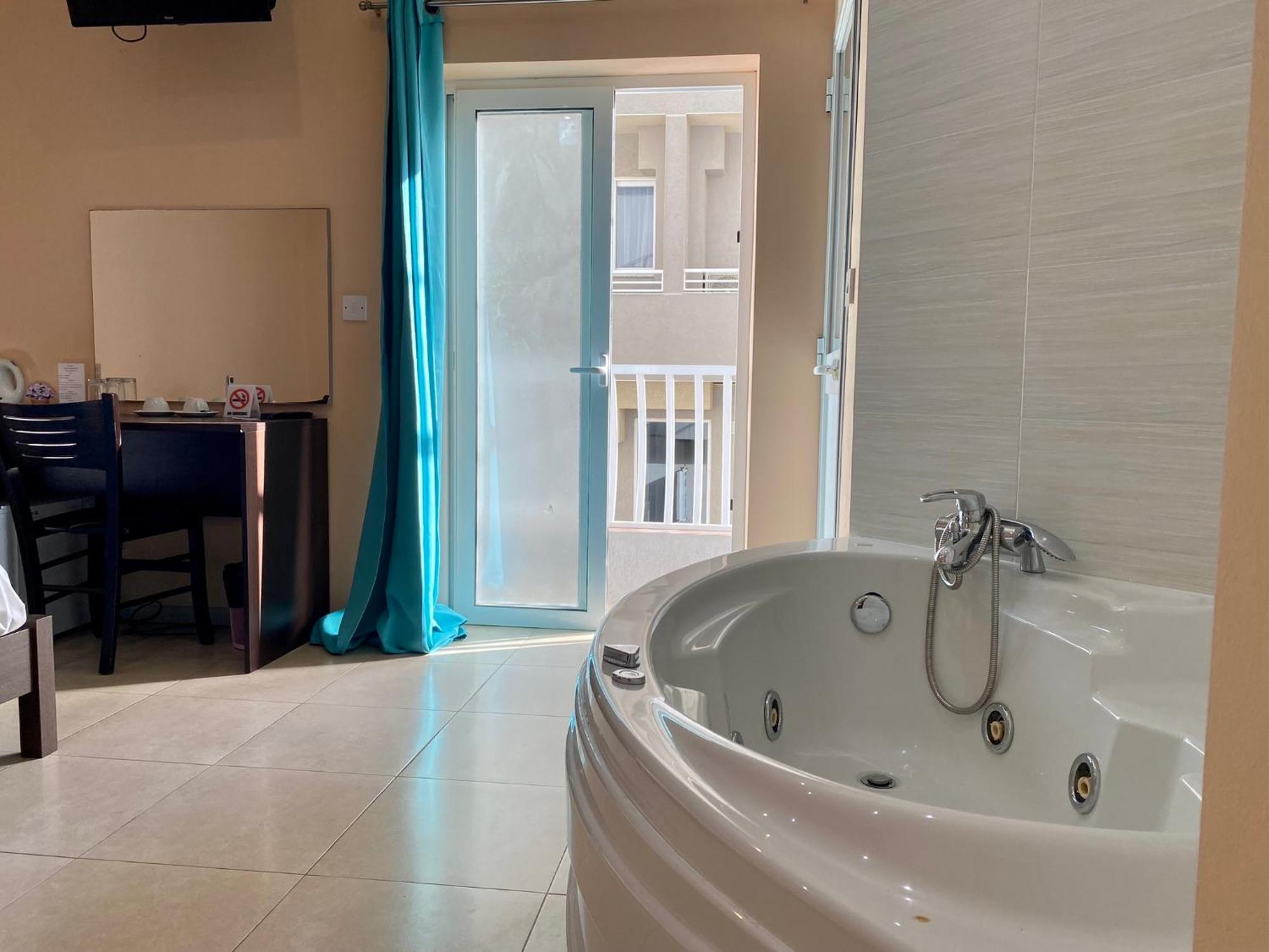 Malta Paradise Central Accomodation Hotel Saint Julian's Екстериор снимка